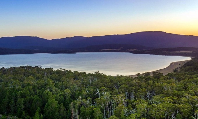 South Bruny House | Relax at Cloudy Bay Lagoon Estate - Family-Friendly Retreat