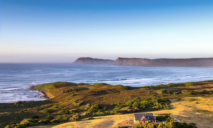 South Bruny House | Experience Cloudy Bay Villa: Oceanfront with Private Beach