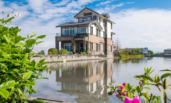 Dongshan Bed & Breakfast | Guest-Rated Clover 248 B&B with Kitchen & Restaurant