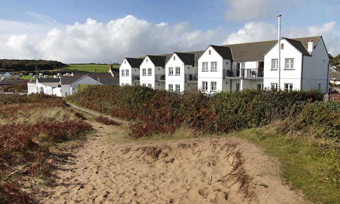 Horton House | Family-Friendly Clover Cottage: Four Bedrooms for 8 Guests