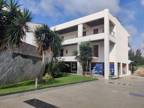 Agara Hotel | Cozy Clovergreens: Oceanfront Stay with Pool & Dining