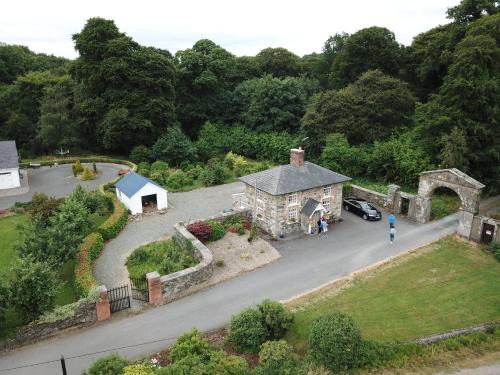 Belturbet Cabin | Top-Rated Cloverhill Gate Lodge: Family-Friendly Getaway
