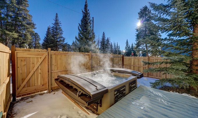 Leadville North House | Pet-Friendly Cloverleaf with Hot Tub, Near Ski Cooper
