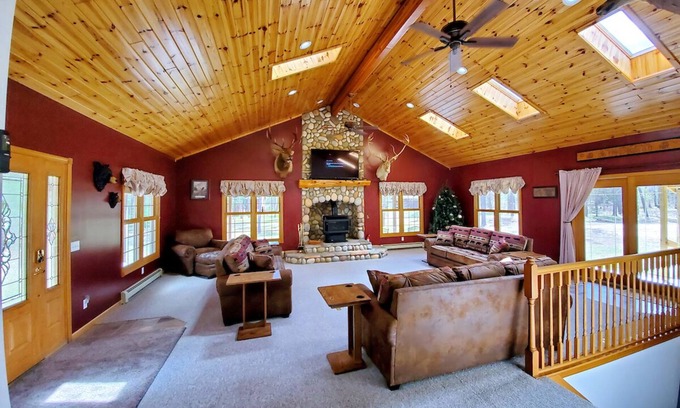 Luther House | Discover Club 39: Family-Friendly Retreat in Manistee Forest