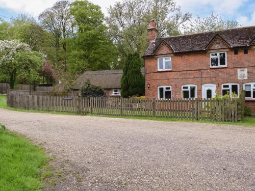 Basingstoke House | Pet-Friendly Club Cottage: Rated 9/10 for Family Fun
