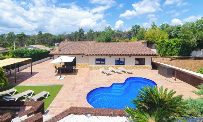Sils Villa | Club Villamar - Modern family-friendly holiday home with sea view, garden, pool, and close to the.