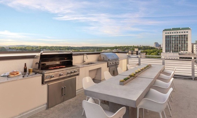 Civic District Condo | Inviting Club Wyndham Suite with Pool & Lake View in Austin