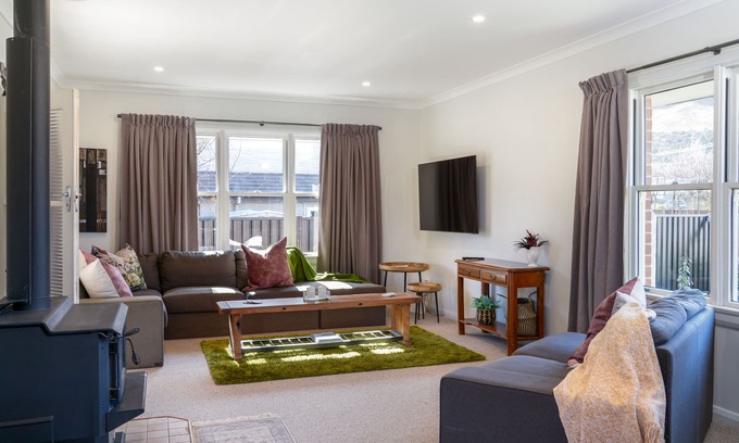 Clyde House | Discover Clyde Perfect: Central, Pet-Friendly Retreat