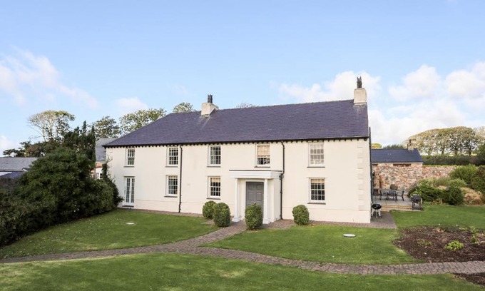 Newborough House | Discover Clynnog House: Pet & Child-Friendly Retreat