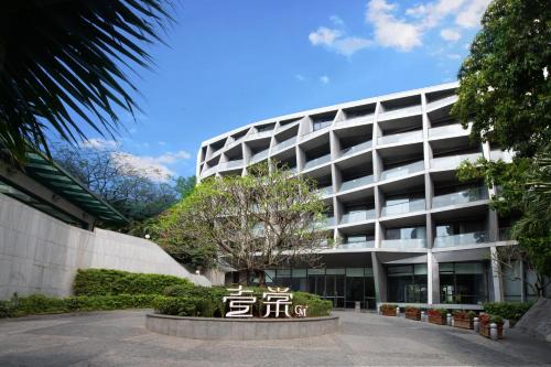 Shekou Apartment | Elegant CM Serviced Apartment in Shenzhen with Pool Access