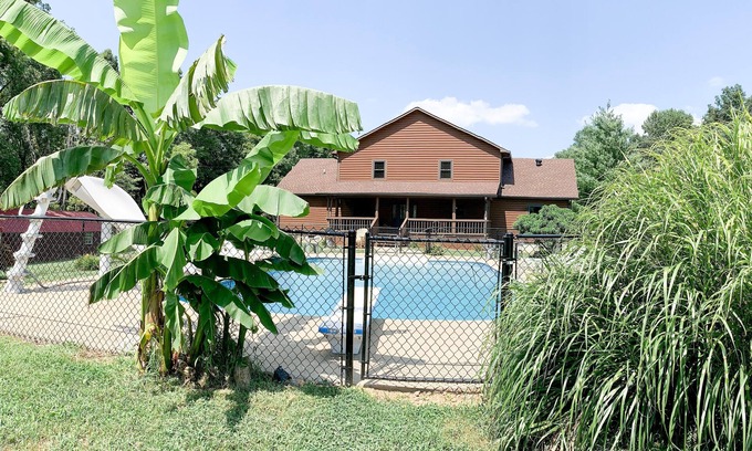 Austin Cabin | CMR Hideaway Lodge: Poolside Retreat Near Barren River Lake