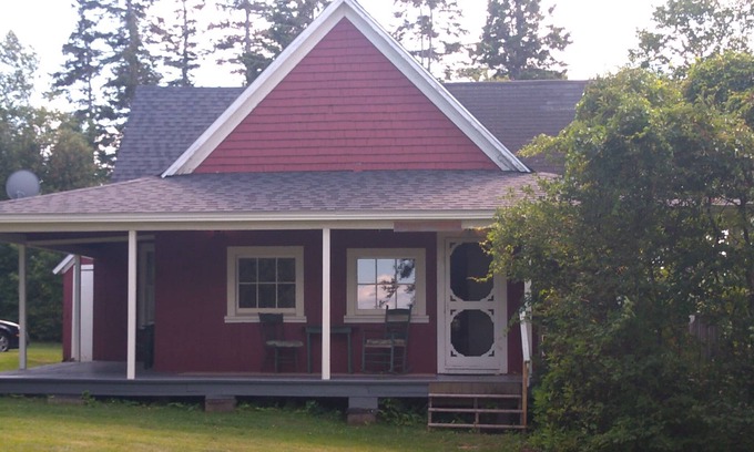 Tidnish Cottage | Cozy CMTR Cottage Tidnish: Pet-Friendly Oceanfront Retreat
