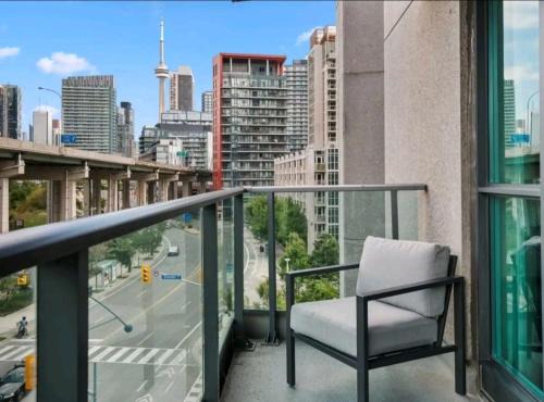 Fort York Apartment | Scenic CN Tower View with Pool, Gym & Free Parking