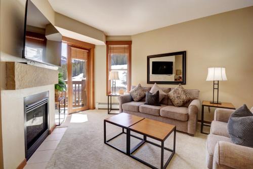 Copper Mountain Apartment | Comfortable Copper One Lodge Condo with Hot Tub & Breakfast