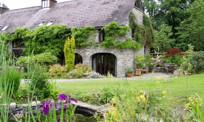 Pentrefelin House | Relaxing Coach House Cottage - Ideal for Families and Groups