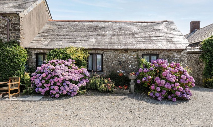 Bude Cottage | Cozy Coach House Cottage with Garden and Ocean Views