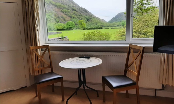 Beddgelert House | Enjoy a Cozy Stay at Coach House with Breakfast Included