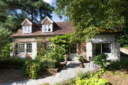 Sevenoaks House | Pet-Friendly Retreat at Coach House Kent for Your Getaway