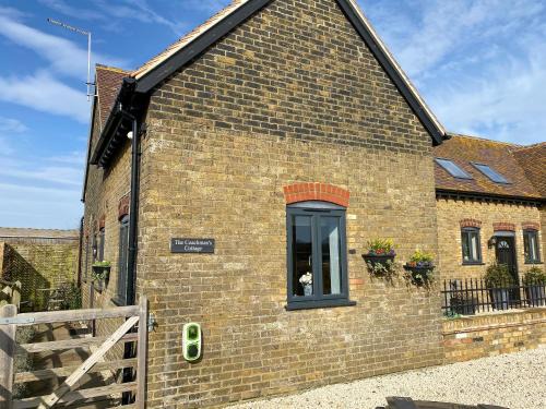 Sandwich House | Experience Coachmans Cottage: Pet-Friendly Retreat, 9.3 Rated