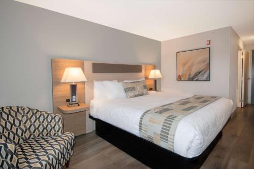 McMillan Hotel | Pet-Friendly Coast Abbotsford Hotel with Pool & Breakfast