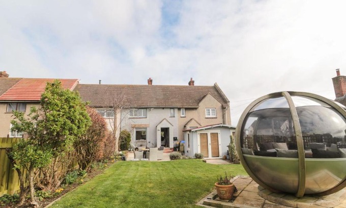 Bamburgh House | Coast Cottage: 4-Star Retreat with Pet & Child-Friendly Comfort