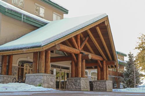 Revelstoke Hotel | Coast Hillcrest Hotel: Pet-Friendly Retreat with Spa Amenities