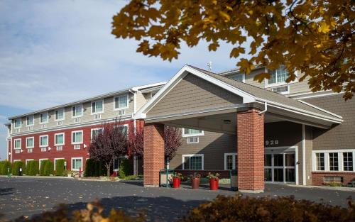 Pullman Hotel | Coast Hilltop Inn: Pet-Friendly Retreat with Pool Access