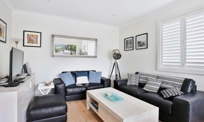 Werri Beach House | Pet Friendly Coast Hotel: 3 Min Walk to the Beach