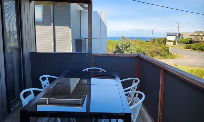 Sunderland Bay House | "Coast Leumeah " Surf Beach nPhillip Island, close to beach & pet friendly home