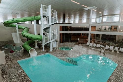 Nisku Hotel | Pet-Friendly Coast Nisku Inn with Pool & Breakfast Included