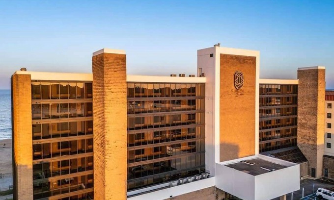 Northeast Virginia Beach Condo | Oceanfront 1BR with Balcony & Amazing Guest Rating of 10/10