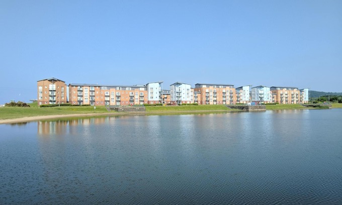 Llanelli Apartment | Lake View Coastal Apartments - Guest Rated 9.8/10