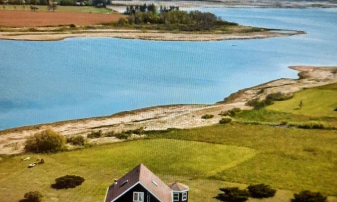 Brackley Beach Cottage | Cozy 3 Bedroom Cottage Near National Park Beaches