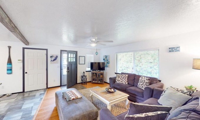Lincoln City House | Relaxing Retreat at Coastal Calm - 4-Star Pet-Friendly Haven