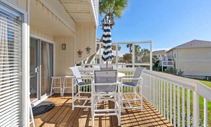 Holiday Isle Condo | Coastal Charm, CANAL FRONT 🌴Condo, 5 Pools, Hot Tub, walk to beach Dog-Friendly!