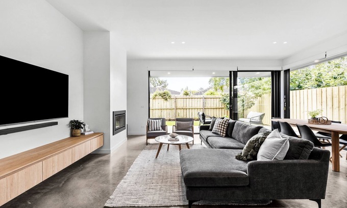 Point Lonsdale House | Coastal Chic Retreat - Rated 10/10 with Spa & Hot Tub