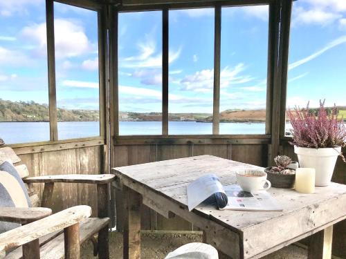 Kinsale House | Coastal Chic Waterfront Studio - 4-Star Guest Rated 10/10