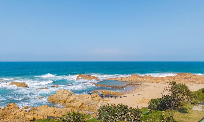 Margate Apartment | Coastal Comfort | Balcony | Pool | Sea Views