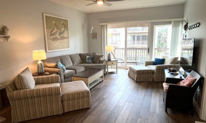 Siesta Key House | Newly Remodeled Oceanfront Townhouse with Pool Amenities