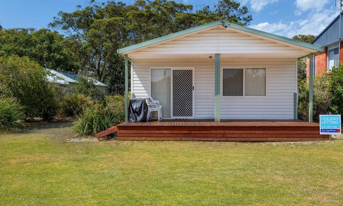 Hawks Nest House | Welcoming Coastal Cottage with Family-Friendly Amenities