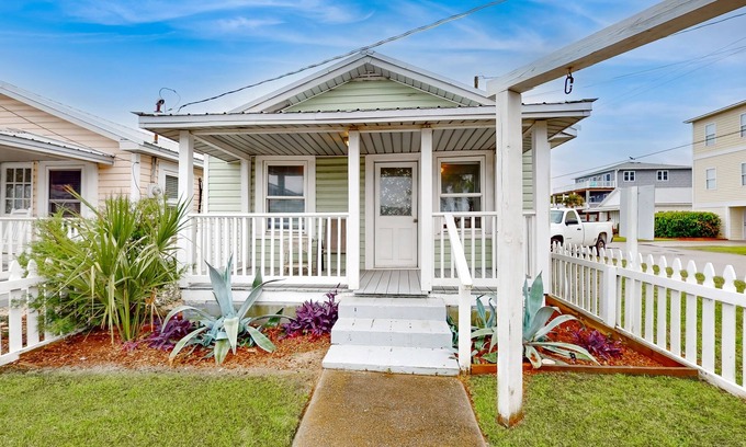 Kure Beach Cottage | Seaside Retreat: Walk to Beach, Pet-Friendly & Spa Access