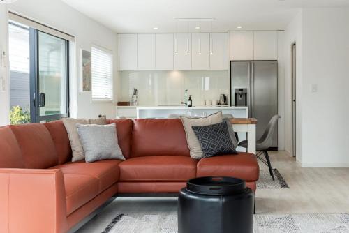Papamoa Beach House | Beachside Retreat - Family Friendly & Steps from Shops