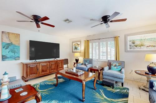 South Venice House | Discover Coastal Dreams: Pet-Friendly Getaway with Pool