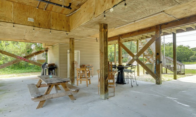 Emerald Isle Cottage | Coastal Emerald Isle Retreat: Pet-Friendly with Deck & Grill