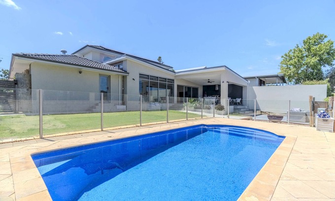 Mullaloo House | Relaxing Coastal Retreat Steps from Mullaloo Beach