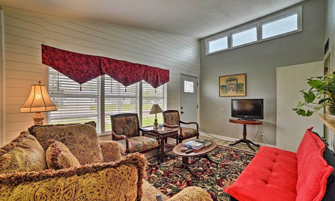 Bay Area House | Coastal Retreat with Yard - Walk to Texas A&M & Spa!