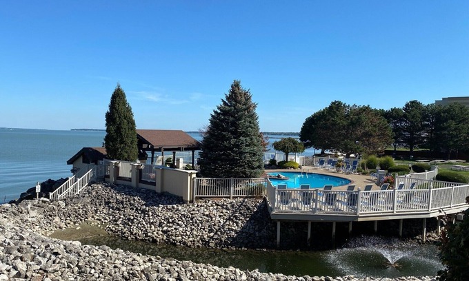 Port Clinton Condo | Coastal Farmhouse Condo with Pool & Ocean Views