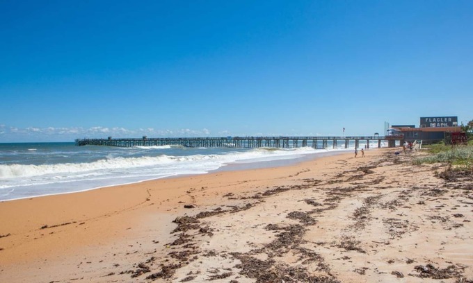 Palm Coast Hotel | Coastal Retreat: Pool, Kitchen & Family-Friendly Fun