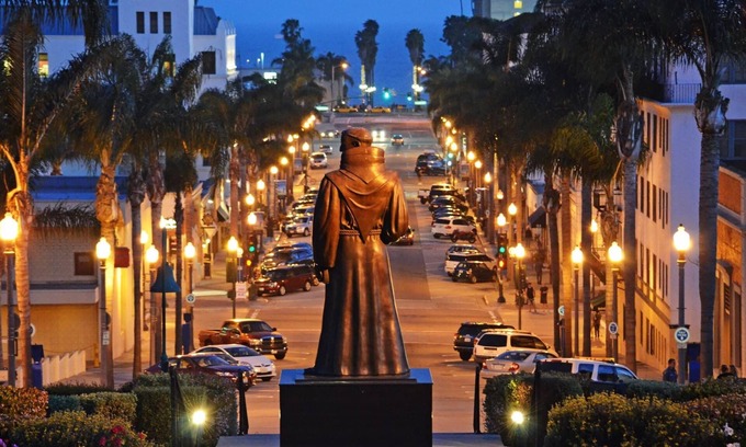 Ventura House | Pet-Friendly Coastal Escape with Spa & Breakfast Included