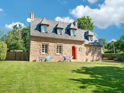 Logonna-Daoulas House | Charming Holiday Retreat in Logonna Daoulas by the Sea
